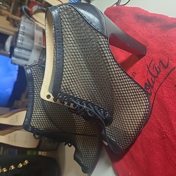 Christian Louboutin - Picture 3 of 8